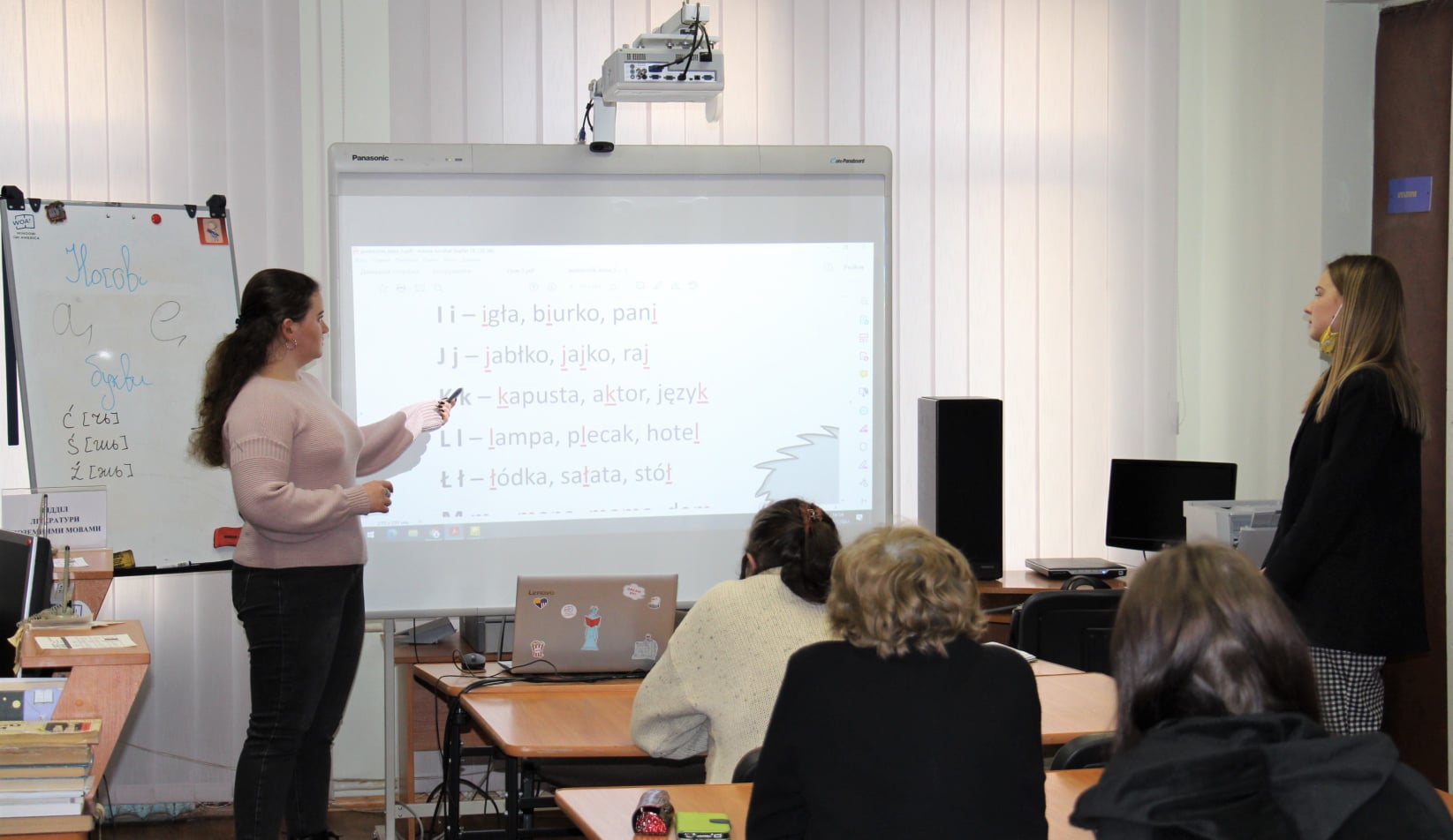 Біла Ілона та Тимощук Єва вчать правильній вимові польських звуків 